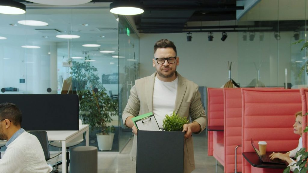 Un employé licencié
