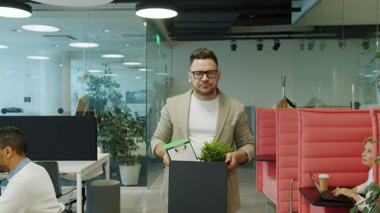 Un employé licencié
