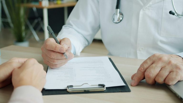 Dossier médical confidentiel échangé entre le contrôle médical et la médecine du travail pour un arrêt maladie de plus de six mois selon le décret 2026-321