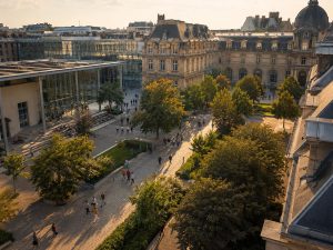 Campus d'enseignement supérieur privé en France entre bâtiments classiques et modernes, ilustrant la réforme de régulation 2026