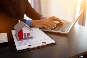 Un agent immobilier au travail