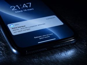 Écran de smartphone affichant une notification d'e-mail bancaire frauduleux