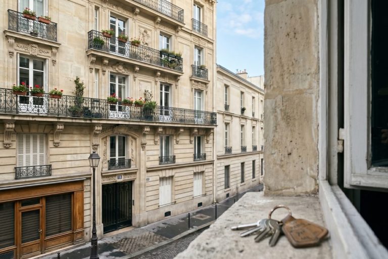 Façade d'un immeuble haussmannien parisien illustrant le patrimoine immobilier des millionnaires français