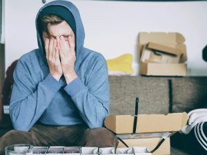 Un salarié licencié et triste