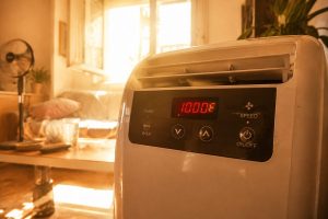 Climatiseur mobile affichant un prix de 1000 euros dans un intérieur en période de canicule