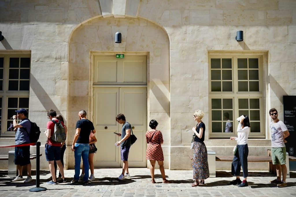 Des personnes qui font la queue