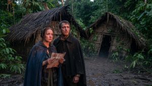Colons écossais stupéfaits face à des huttes en ruine dans la jungle