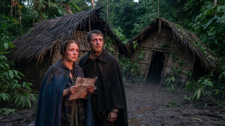 Colons écossais stupéfaits face à des huttes en ruine dans la jungle