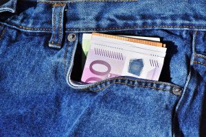 Billets dans la poche d'un jean, argent de poche d'un adolescent